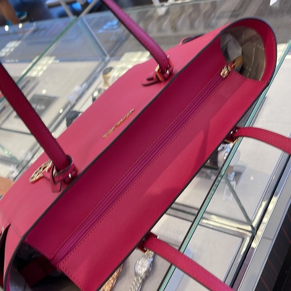 Michael Kors Gilly Large Drawstring Travel Leather Top Zip Tote
Carmine Pink
NWT - Picture 5 of 16